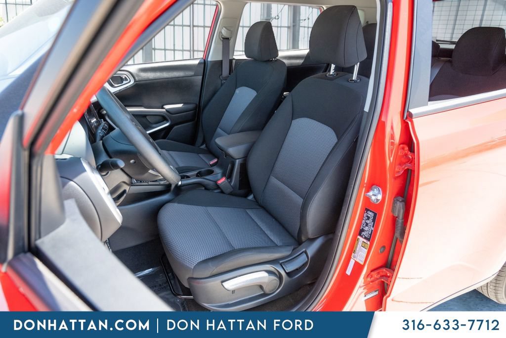Used 2025 Kia Soul LX FWD image 5