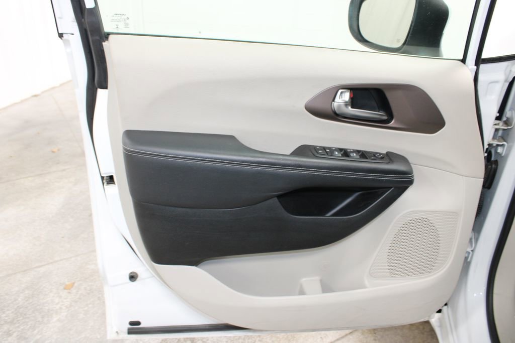 Used 2023 Chrysler Voyager LX FWD image 16