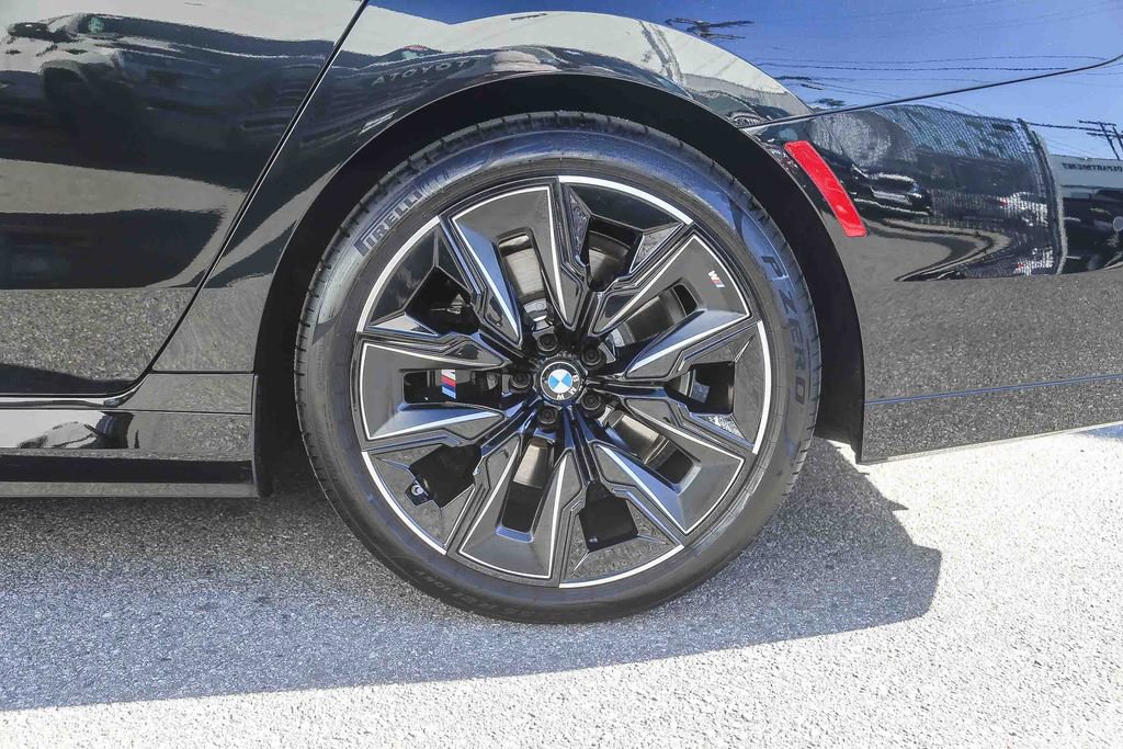 Used 2025 BMW 750e xDrive w/ Premium Package AWD/4WD image 8