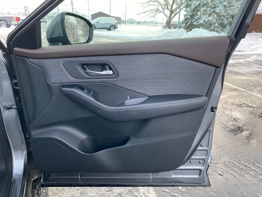 Used 2023 Nissan Rogue SV image 9