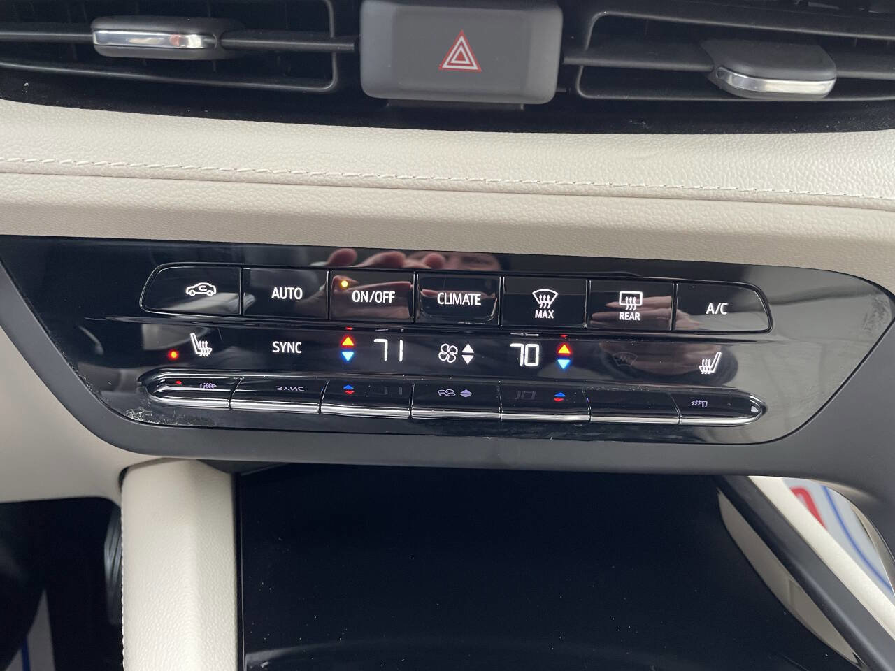 Used 2023 Buick Envision Essence image 23