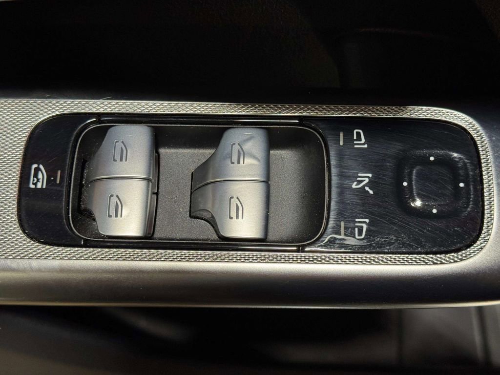Used 2024 Mercedes-Benz GLC 300 4MATIC image 8