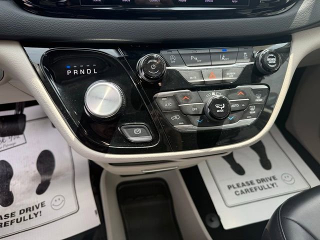 Used 2023 Chrysler Pacifica Touring-L image 16