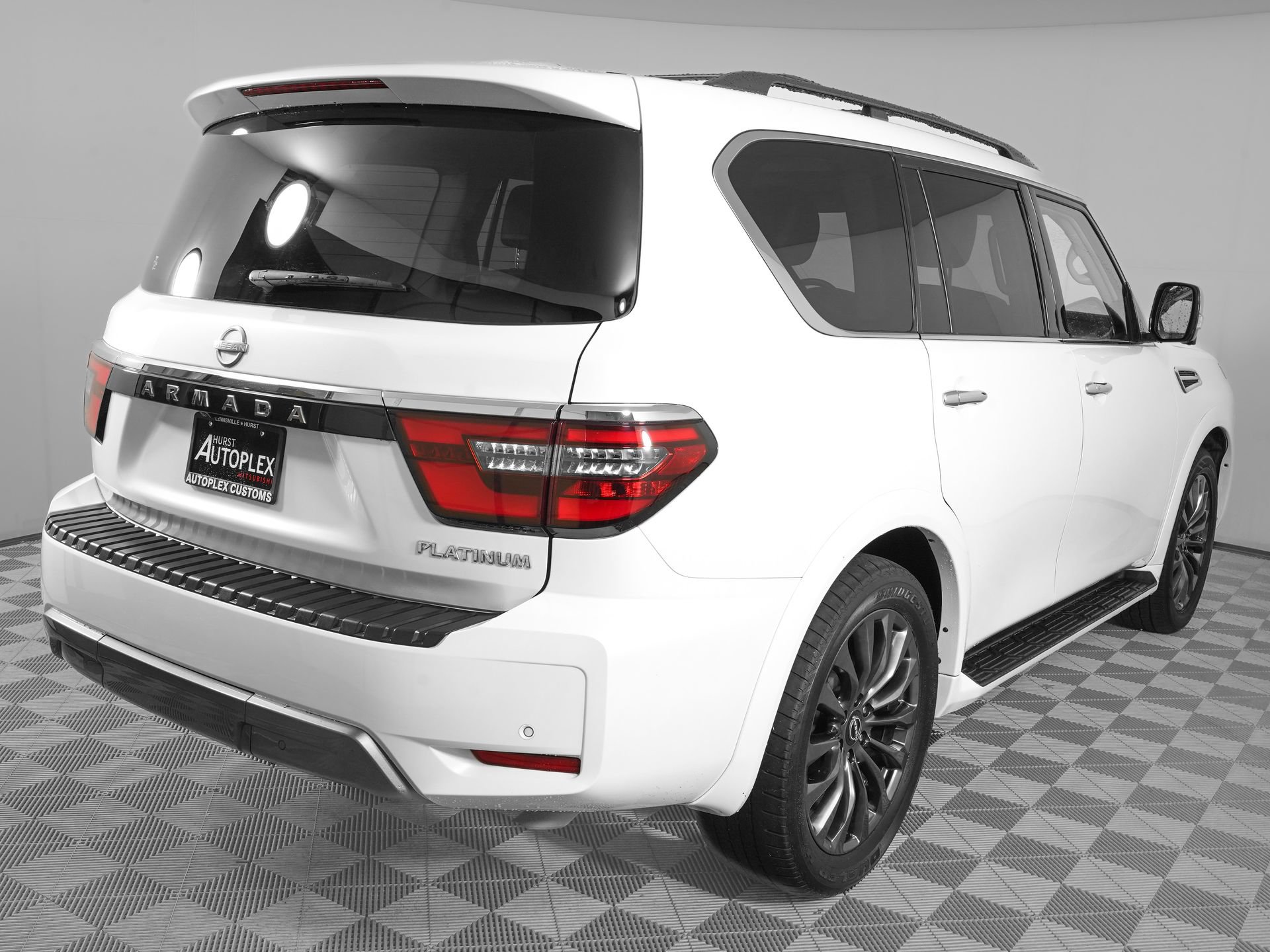 Used 2024 Nissan Armada Platinum w/ Captain's Chairs Package RWD image 4