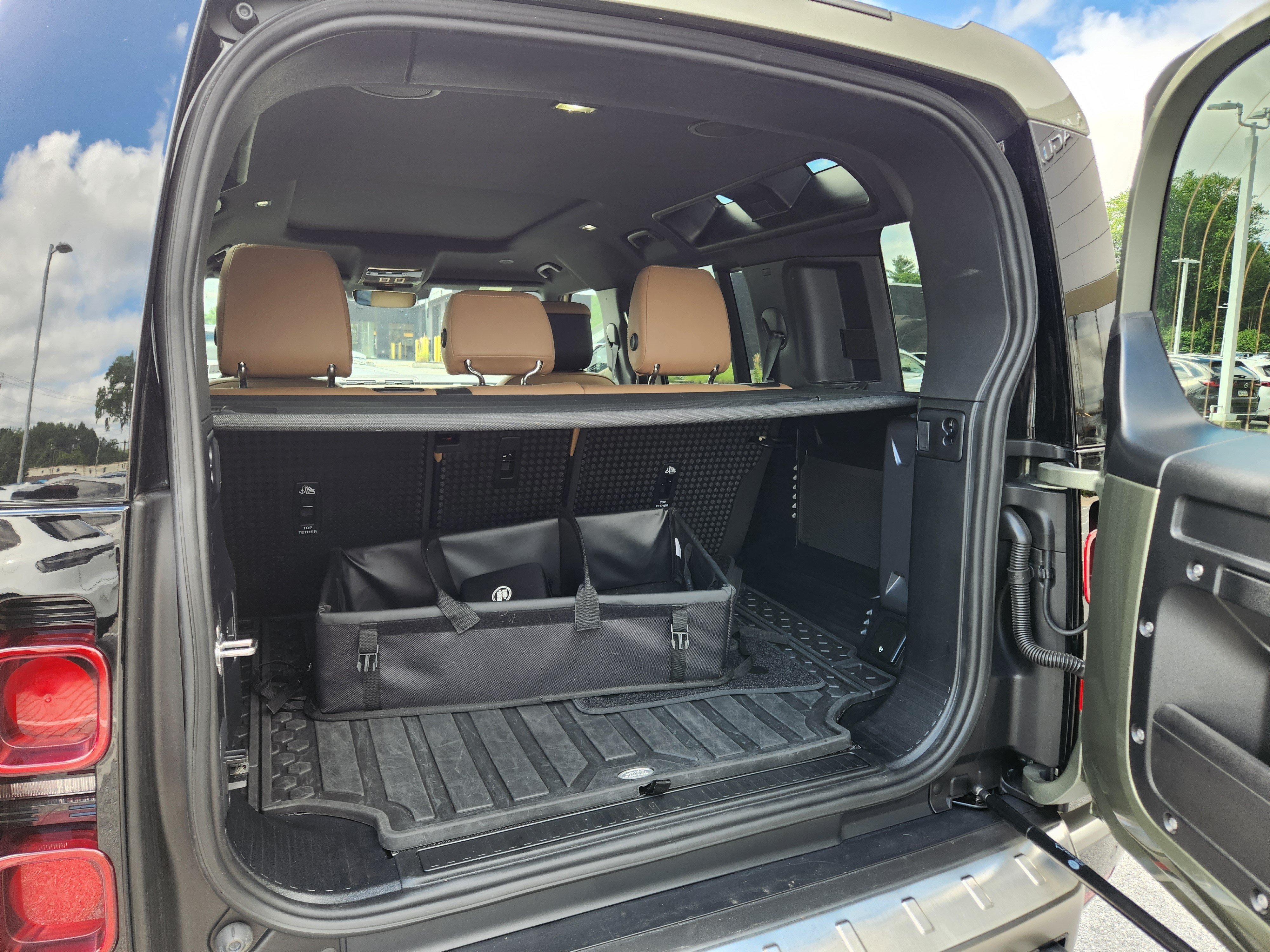 Certified 2025 Land Rover Defender 110 X-Dynamic SE AWD/4WD image 8