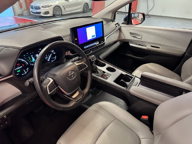Certified 2025 Toyota Sienna XLE FWD image 11