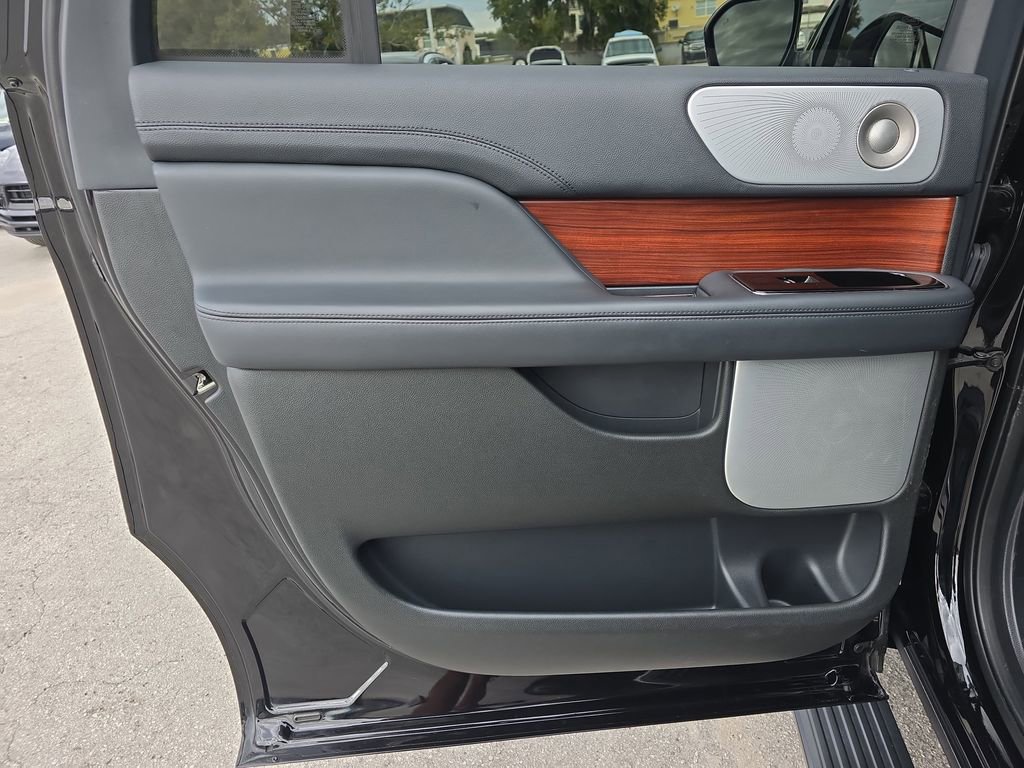 Used 2023 Lincoln Navigator L Reserve image 11