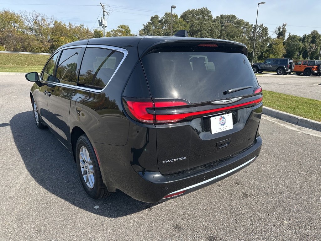 New 2026 Chrysler Pacifica Select image 3