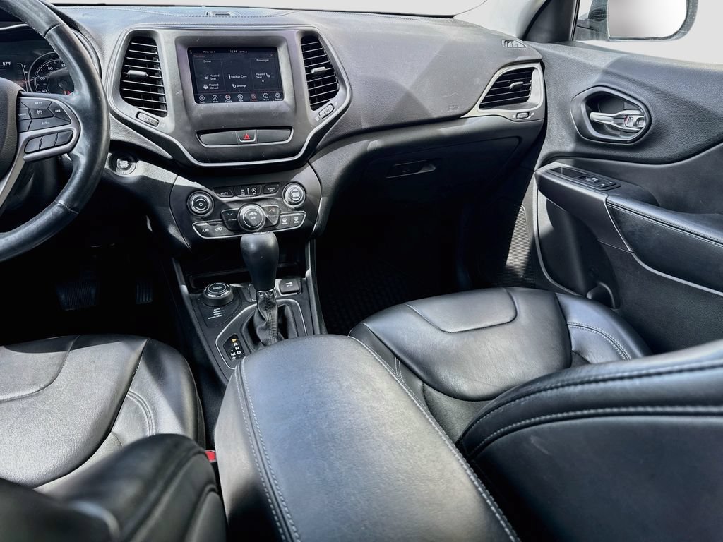Used 2019 Jeep Cherokee Latitude Plus w/ Cold Weather Group AWD/4WD image 24