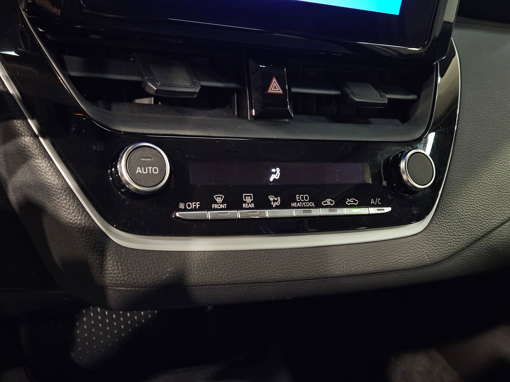 Used 2025 Toyota Corolla LE image 30