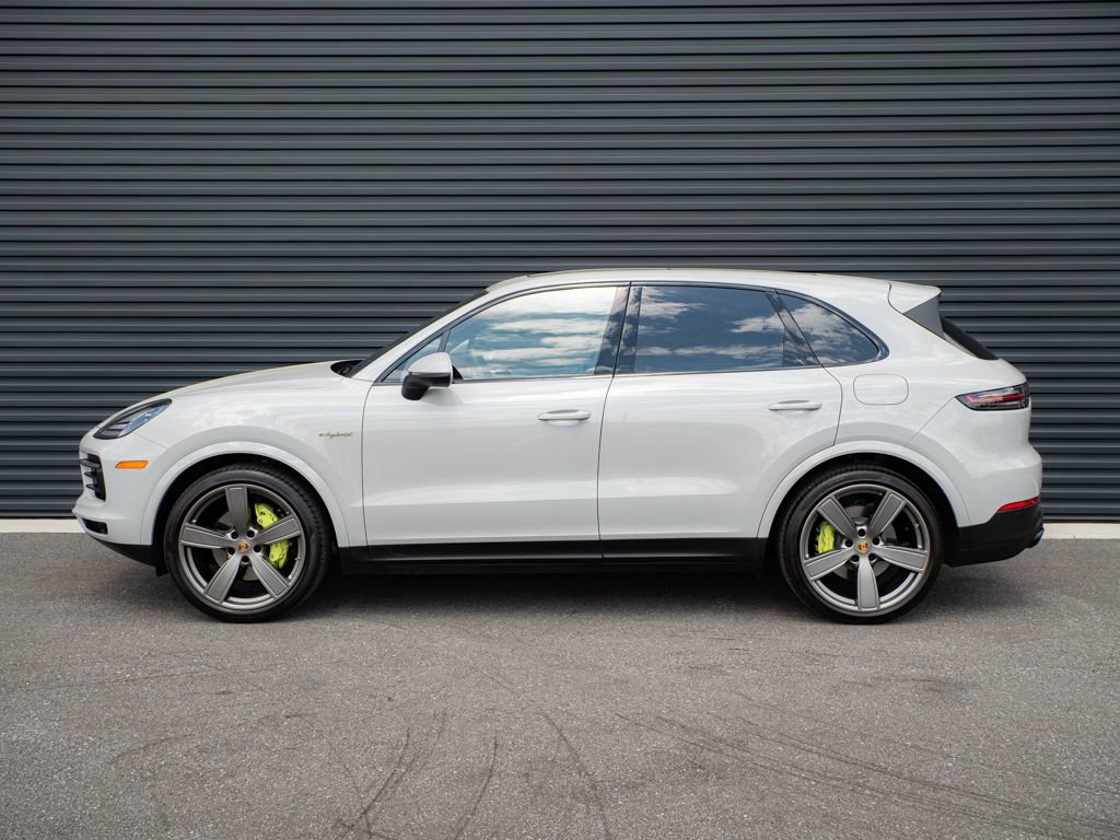 Certified 2023 Porsche Cayenne Platinum Edition image 2