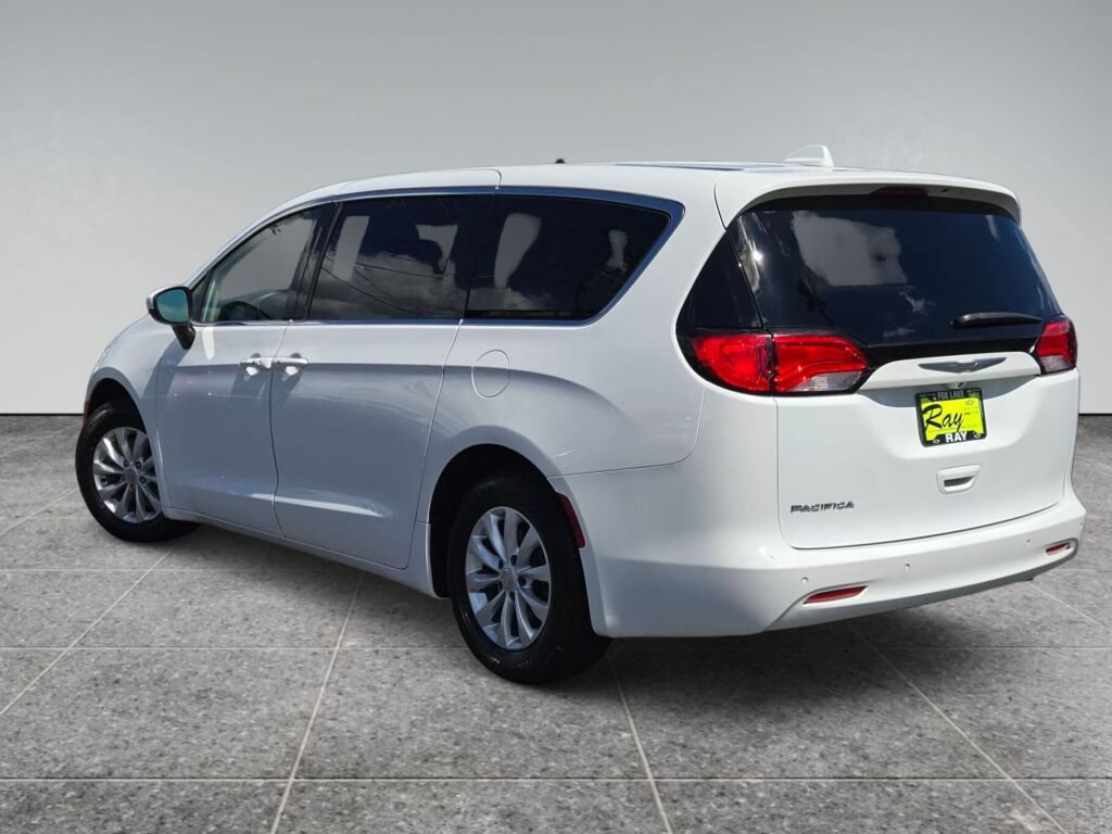 Used 2017 Chrysler Pacifica Touring FWD image 8