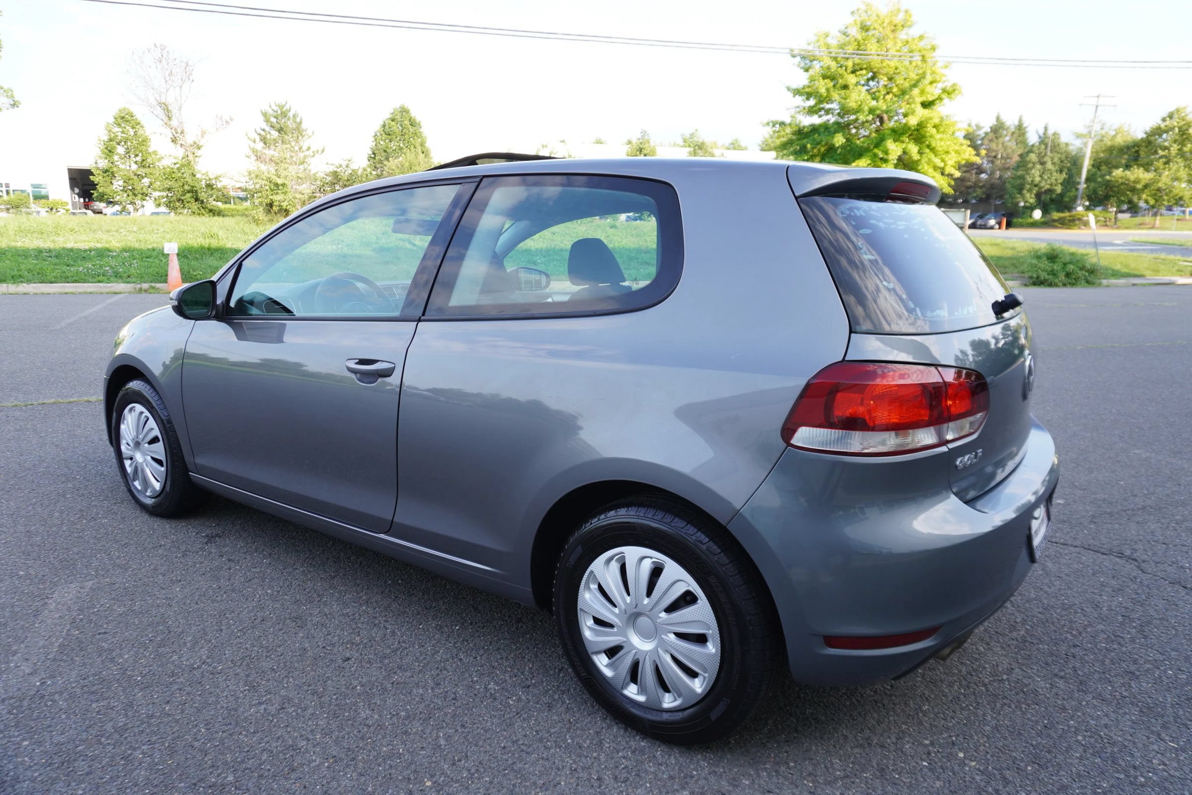 Used 2011 Volkswagen Golf 2-Door FWD image 5