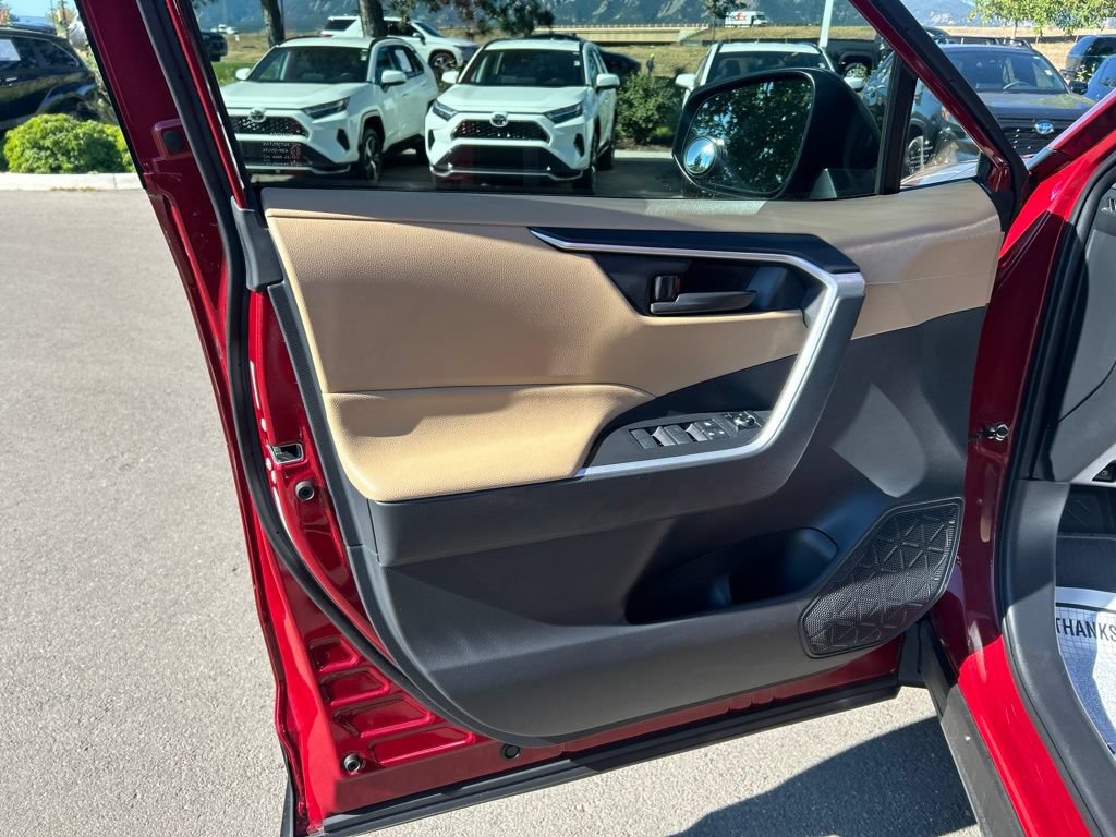 Used 2025 Toyota RAV4 LE AWD/4WD image 22