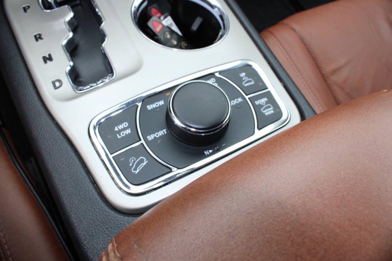 Used 2012 Jeep Grand Cherokee Overland AWD/4WD image 17