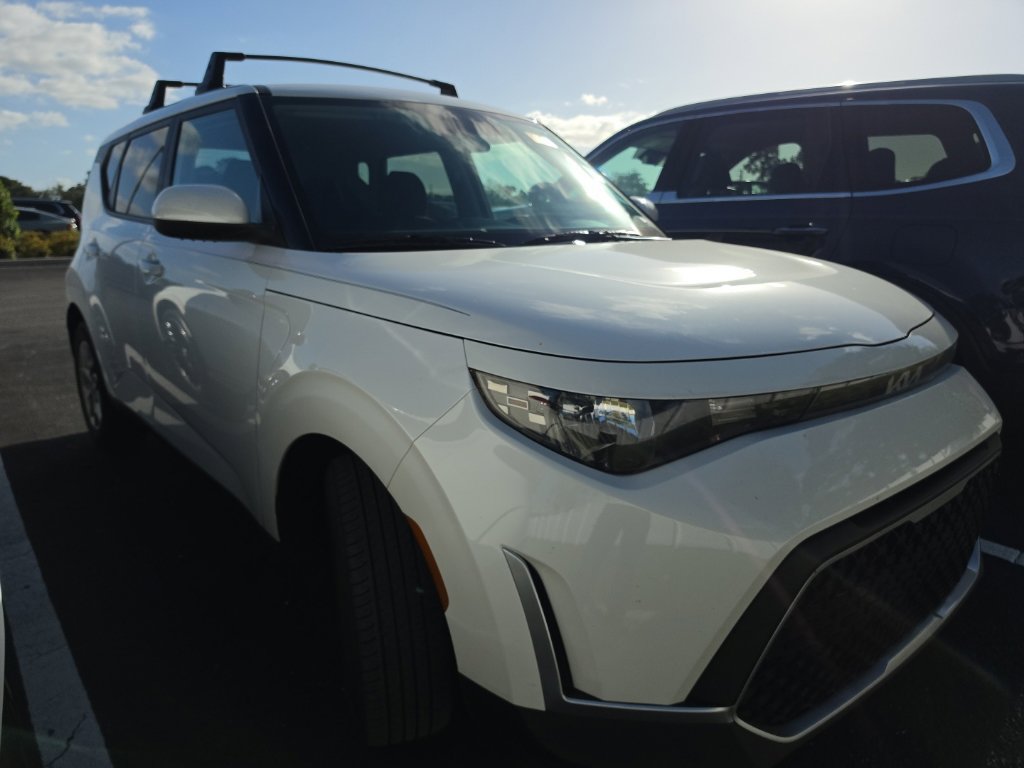 Certified 2023 Kia Soul LX w/ LX Technology Package FWD image 2