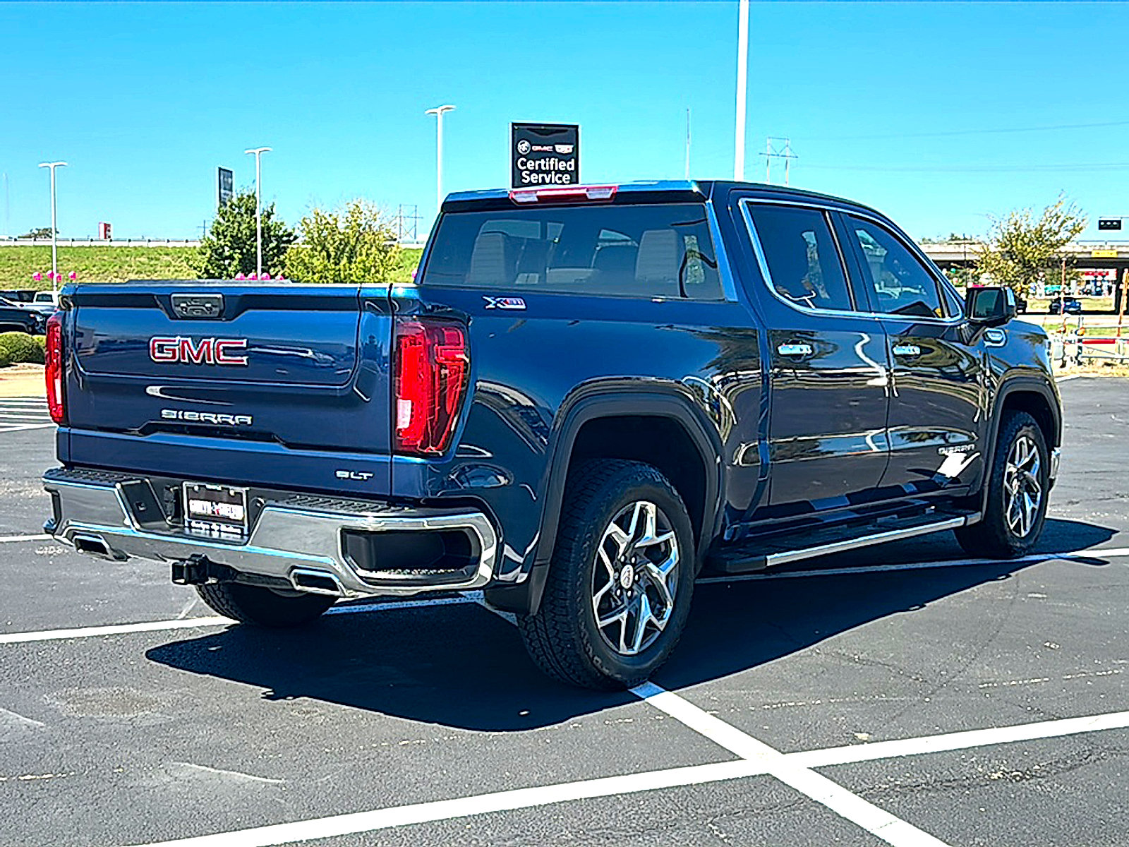 Used 2023 GMC Sierra 1500 SLT AWD/4WD image 8
