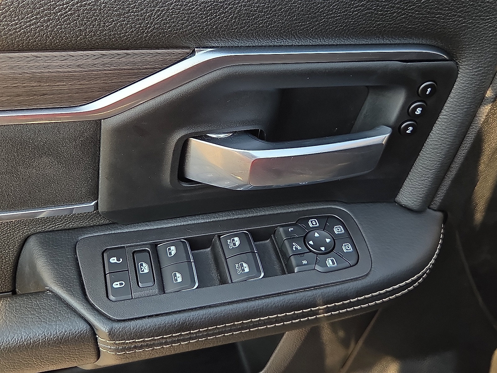 Used 2025 RAM 3500 Laramie AWD/4WD image 13