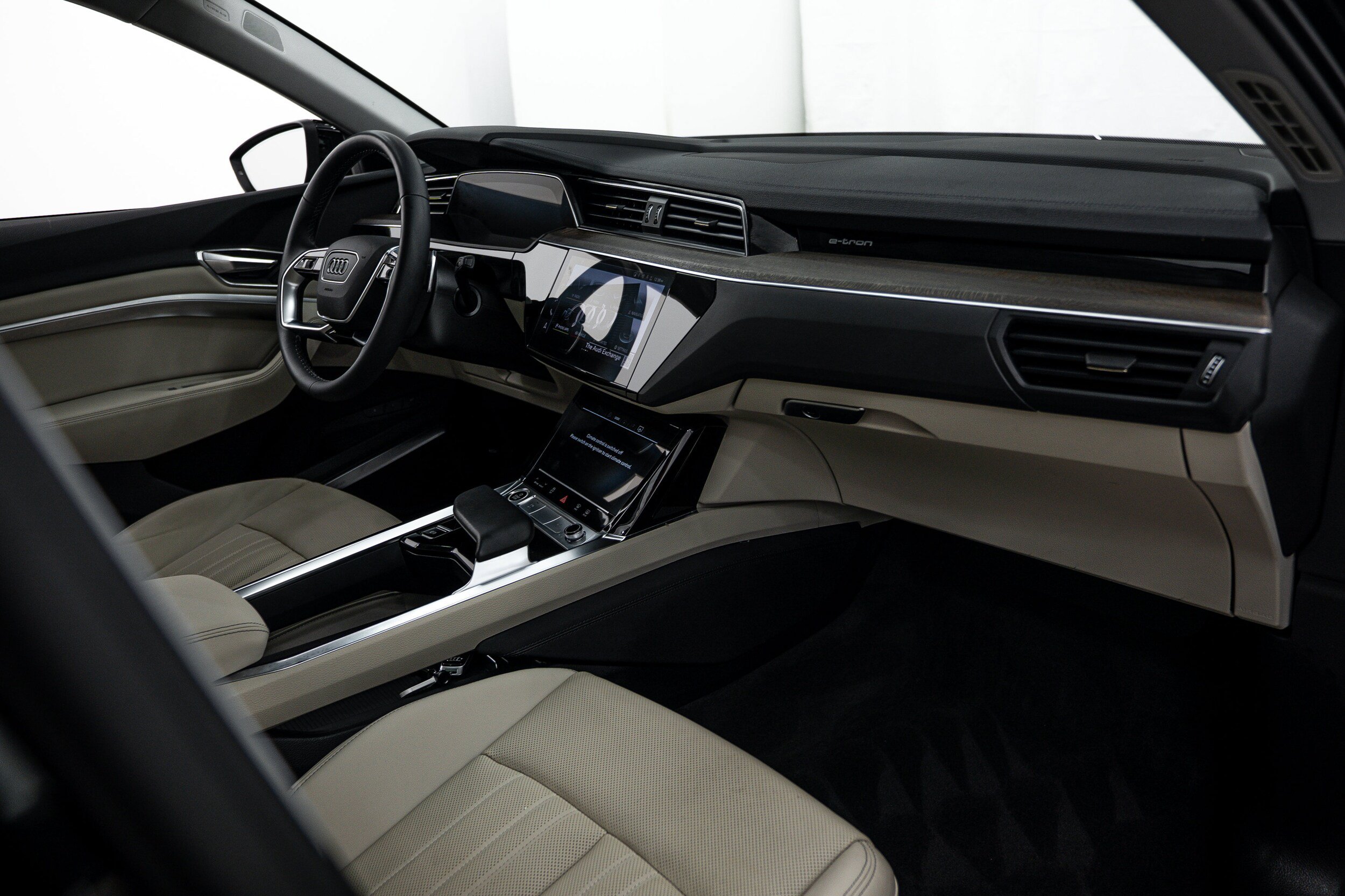Certified 2024 Audi Q8 e-tron Premium Plus w/ Premium Plus Package AWD/4WD image 8