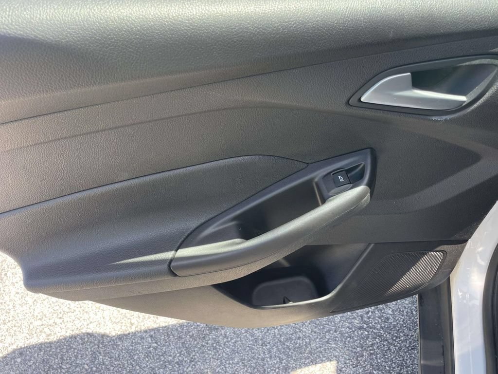 Used 2015 Ford Focus SE FWD image 11