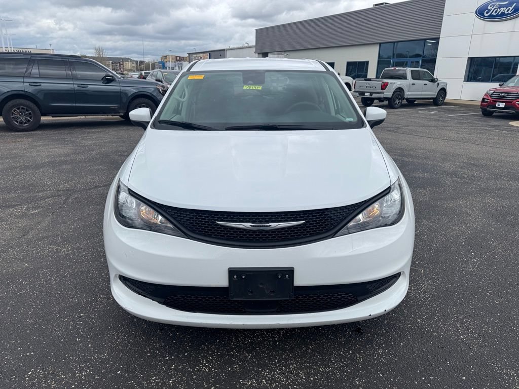 Used 2023 Chrysler Voyager LX FWD image 12