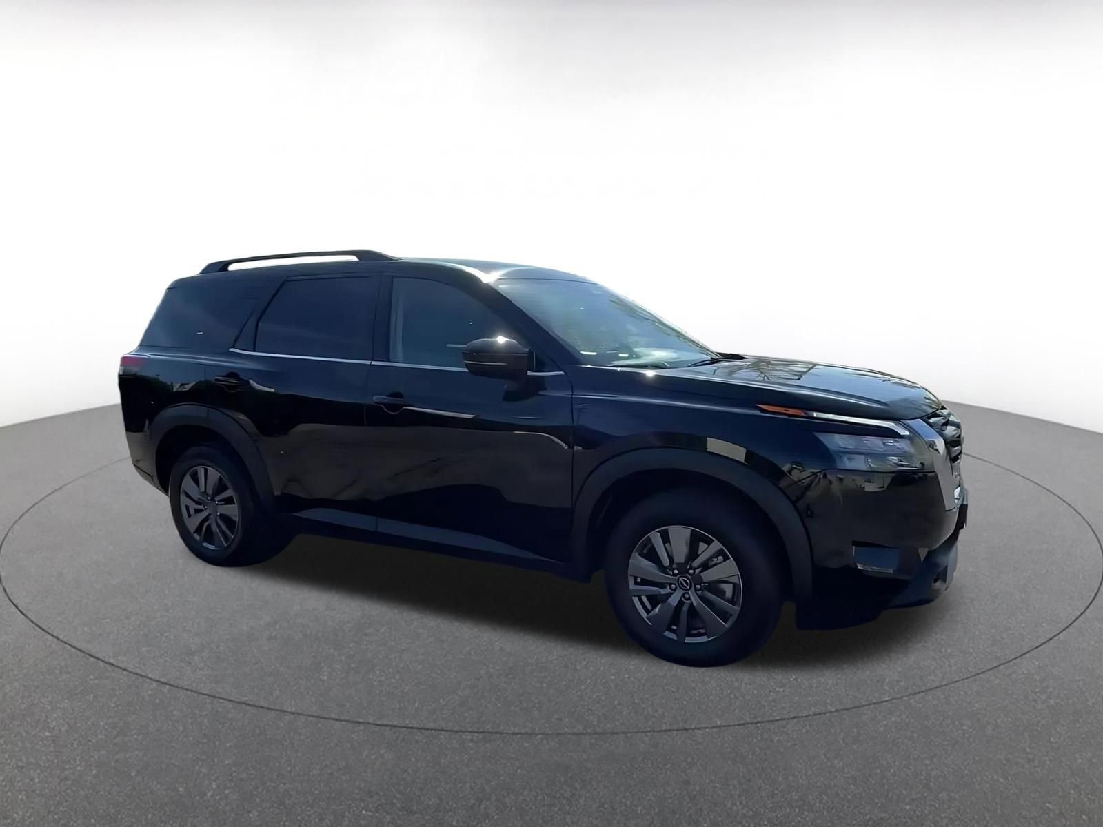 Used 2025 Nissan Pathfinder SV FWD image 2