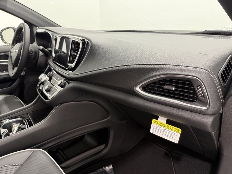 New 2026 Chrysler Pacifica Limited image 19