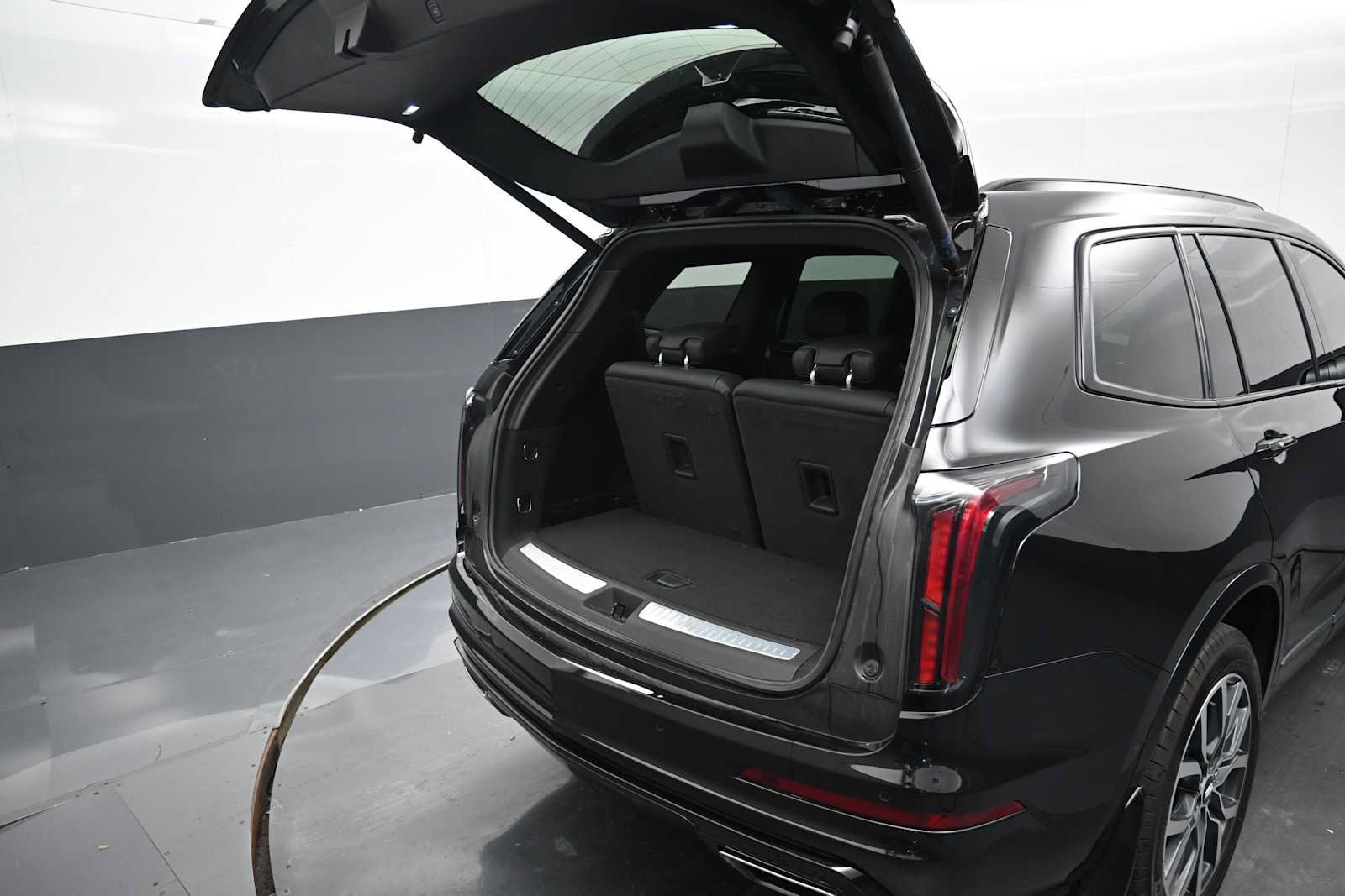 Used 2024 Cadillac XT6 Sport w/ Technology Package AWD/4WD image 14