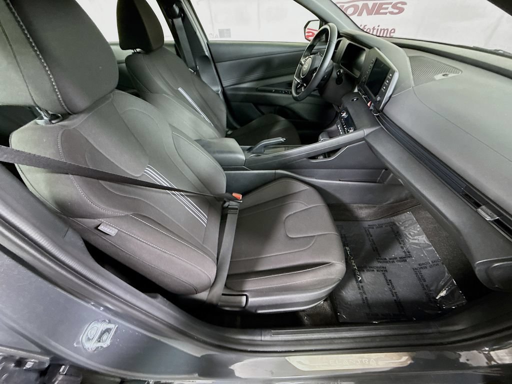 Certified 2025 Hyundai Elantra Sport FWD image 29