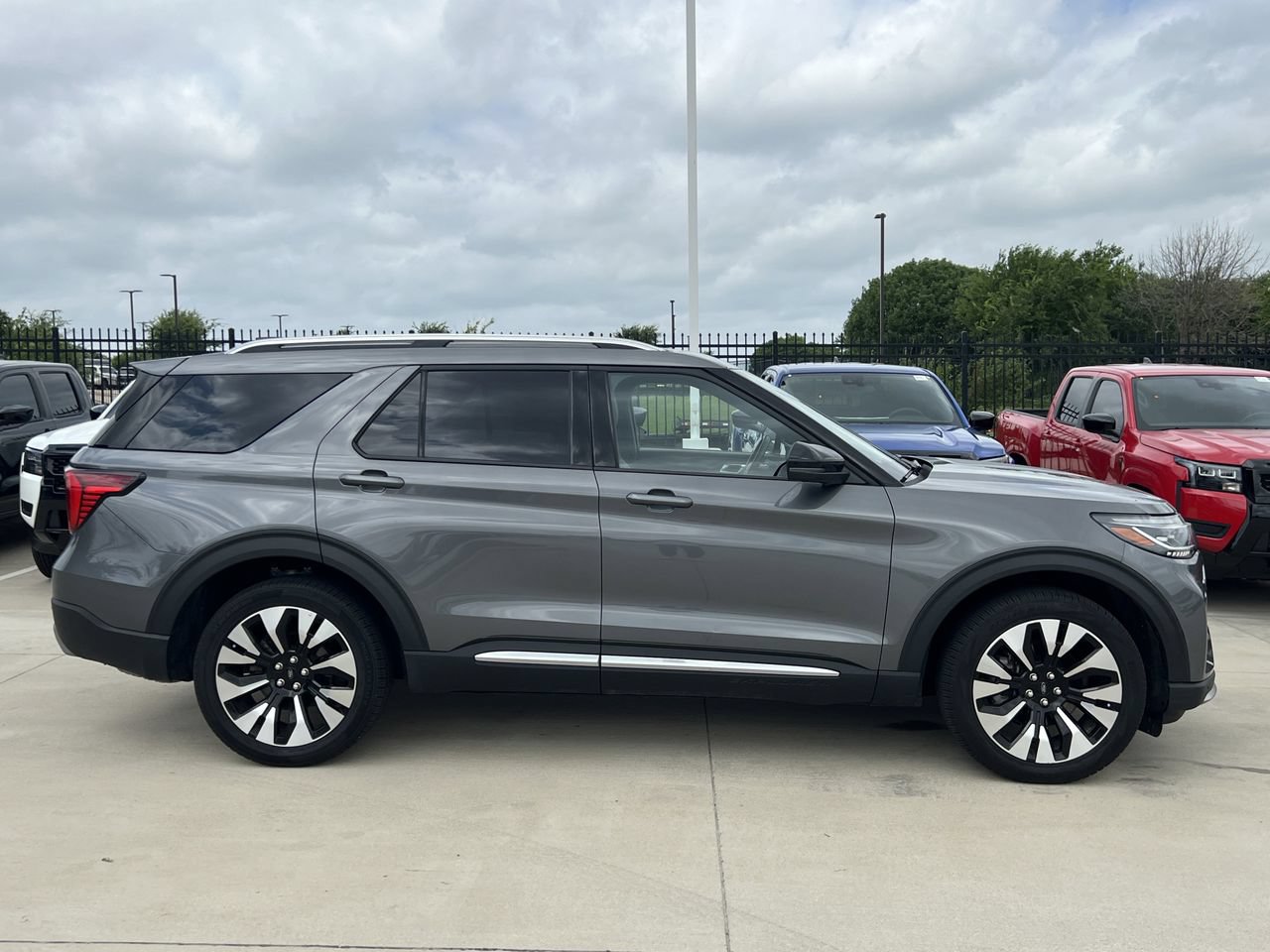 Used 2025 Ford Explorer Platinum w/ LUX Leather Package AWD/4WD image 3