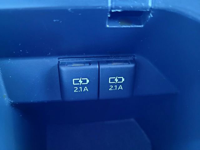 Used 2020 Toyota Camry SE w/ Blackout Package FWD image 17