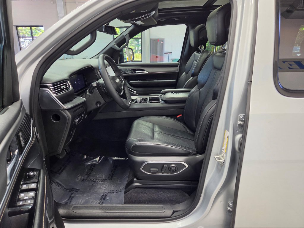 Used 2024 Jeep Wagoneer Series II AWD/4WD image 30