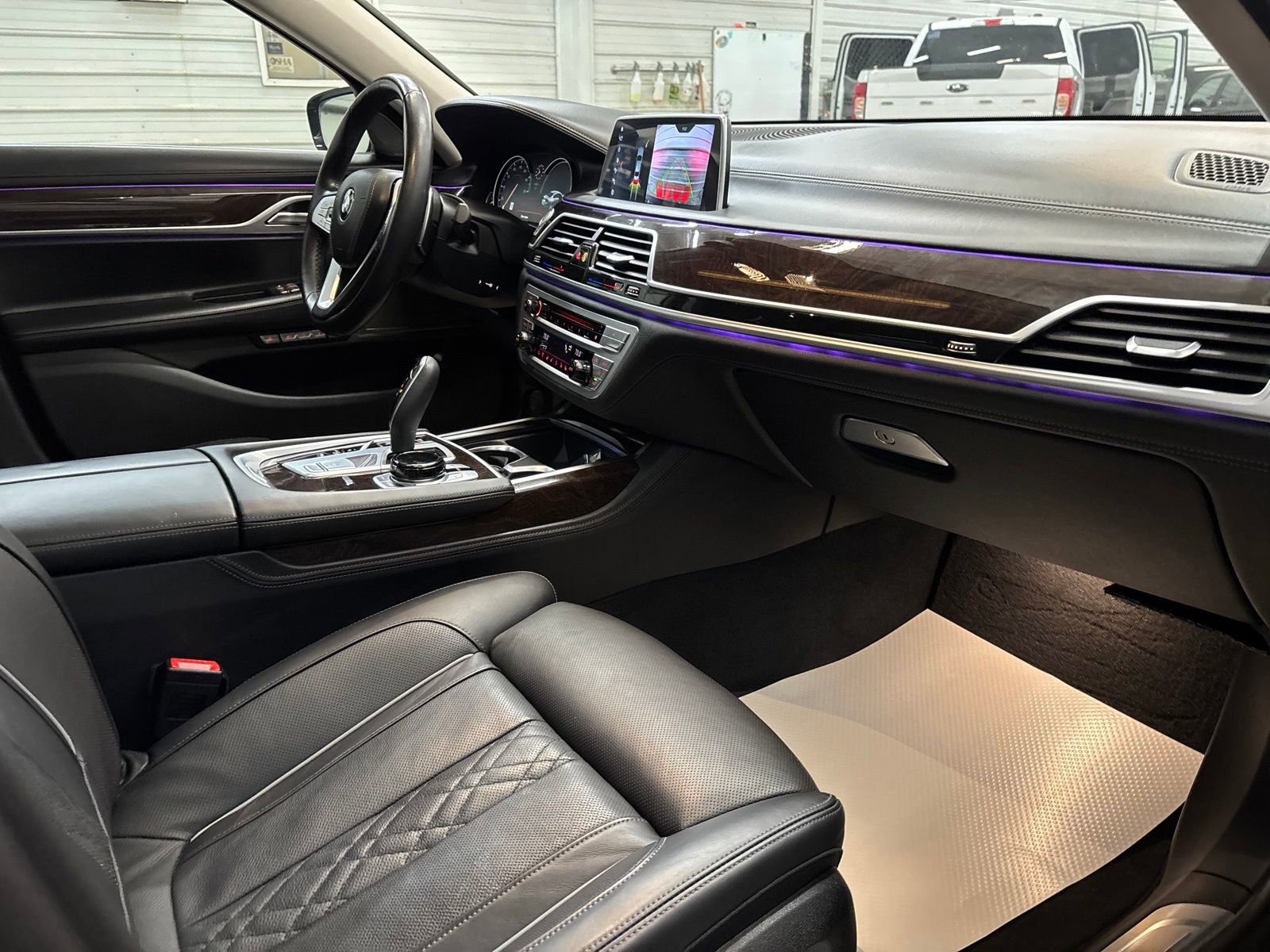 Used 2018 BMW 750i xDrive AWD/4WD image 25