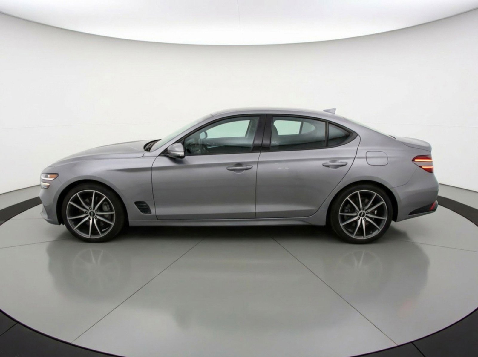 Used 2025 Genesis G70 2.5T image 5