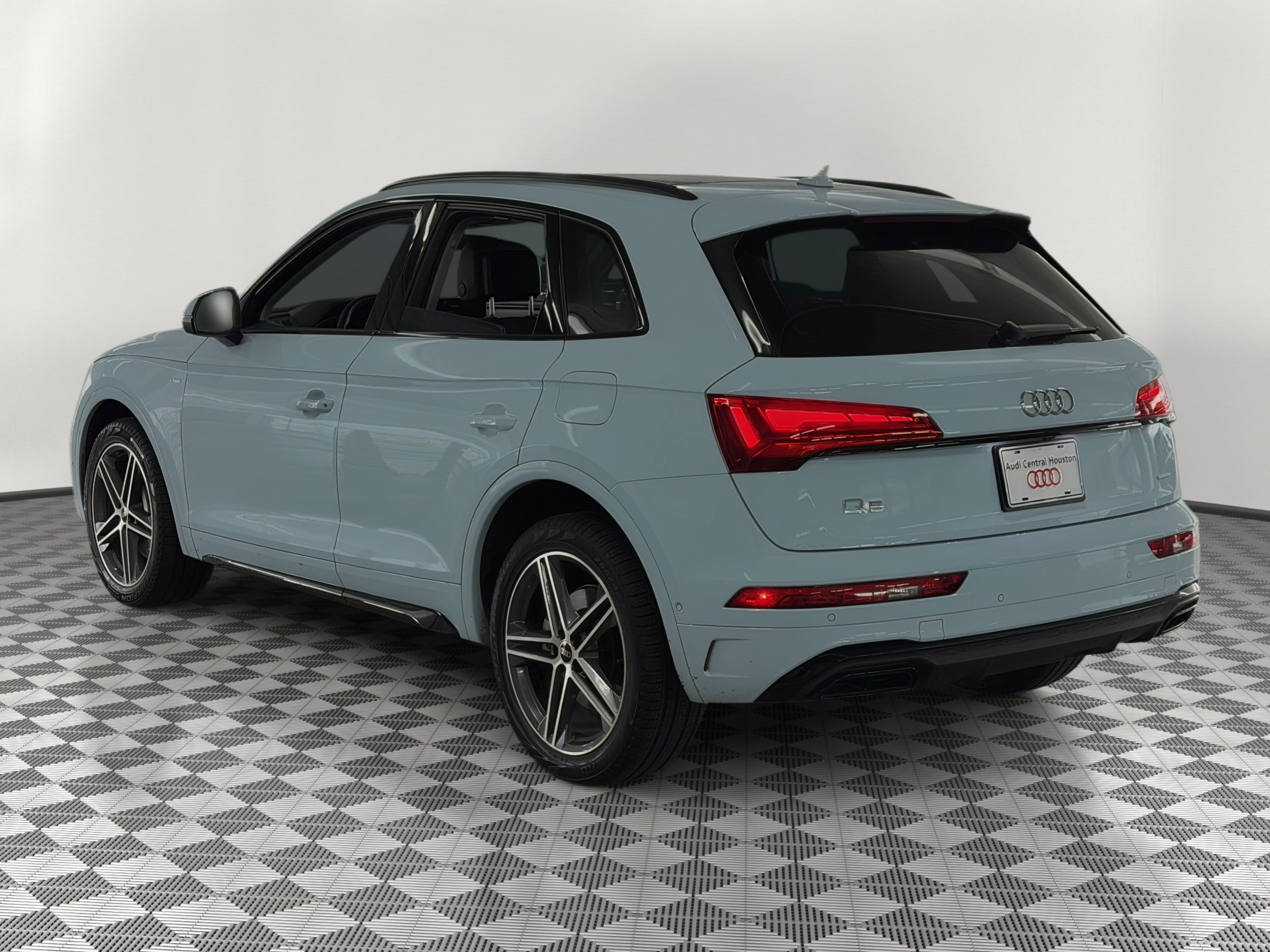 Certified 2023 Audi Q5 e Prestige AWD/4WD image 3