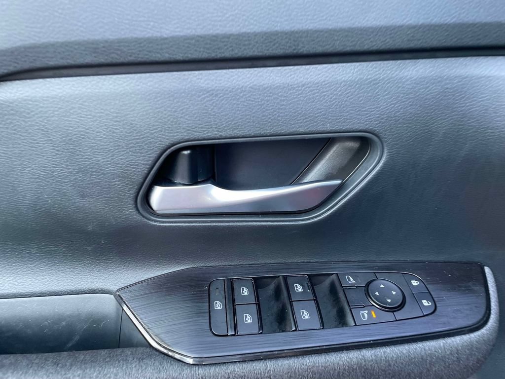 Used 2025 Nissan Kicks SV FWD image 19