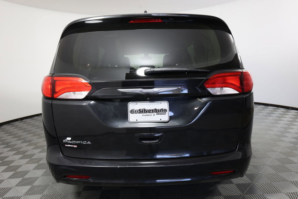 Used 2017 Chrysler Pacifica Touring image 3