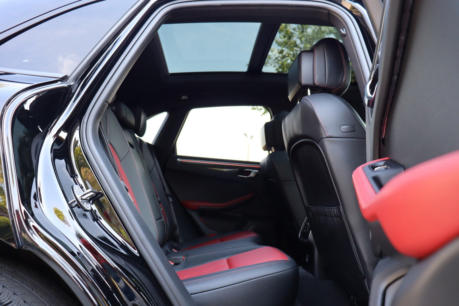 Used 2023 Porsche Macan Turbo AWD/4WD image 18