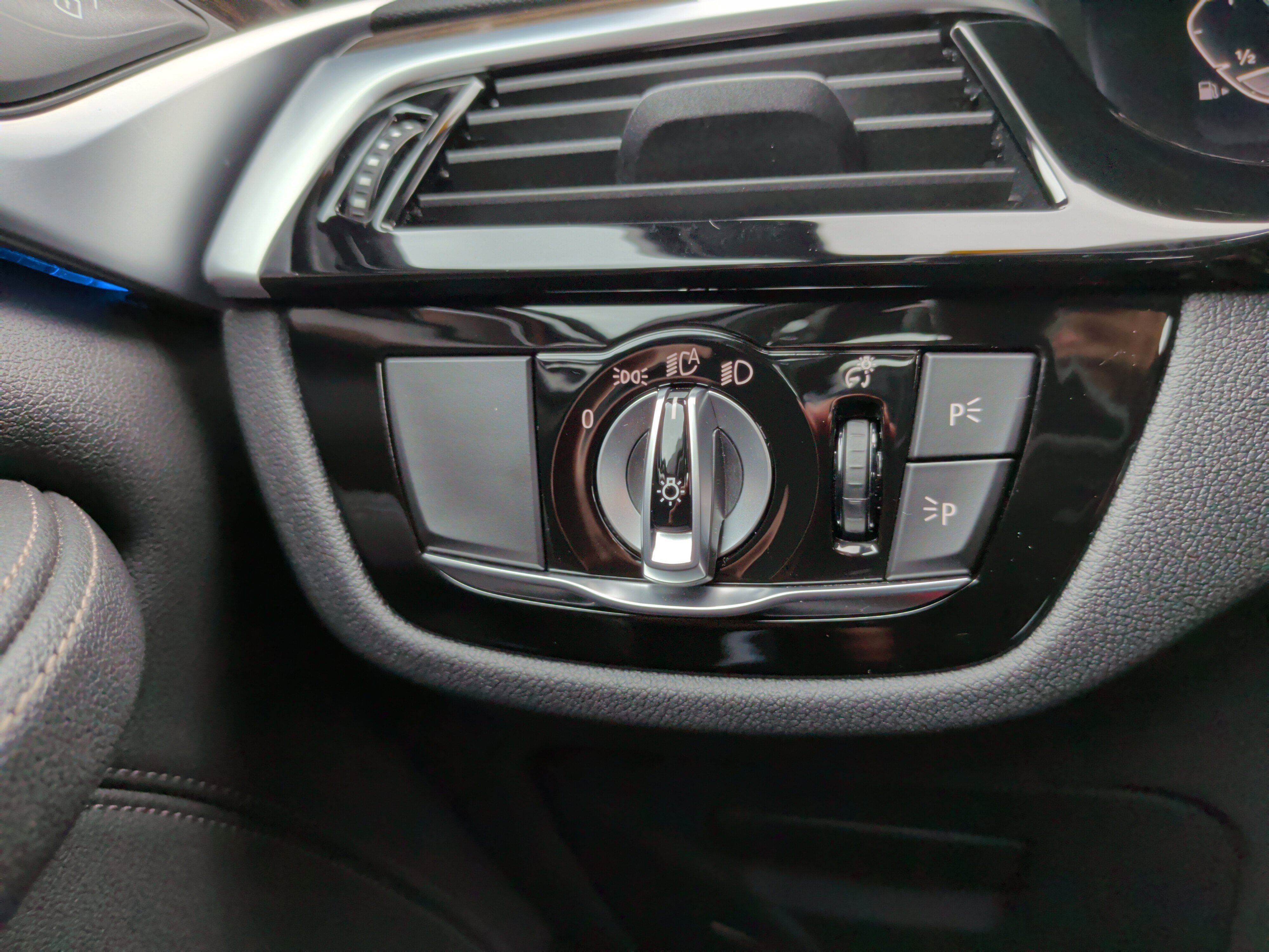 Certified 2023 BMW 530e w/ Premium Package RWD image 24