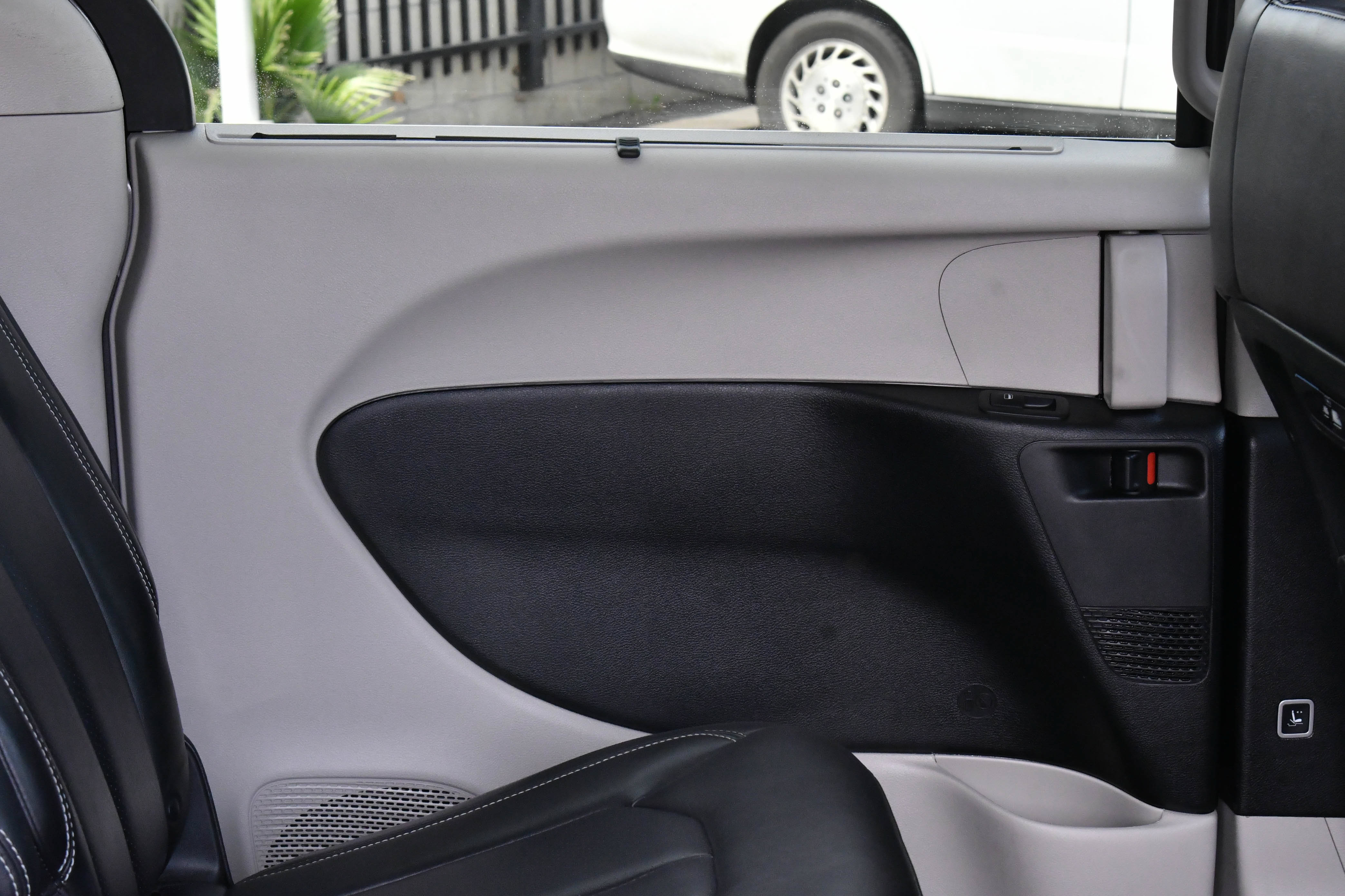 Used 2023 Chrysler Pacifica Touring-L FWD image 47