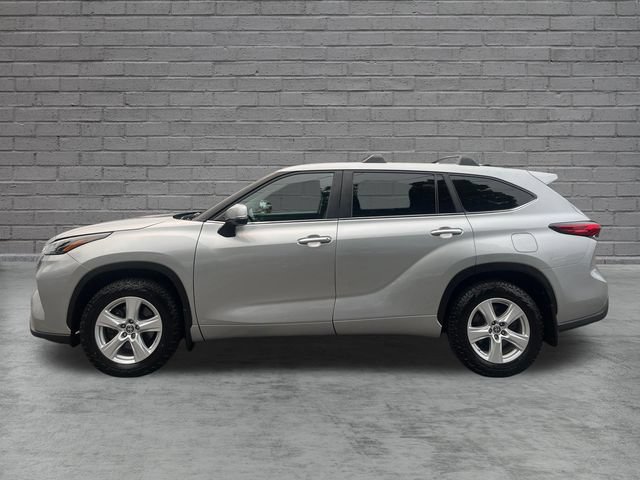 Used 2023 Toyota Highlander LE FWD image 4