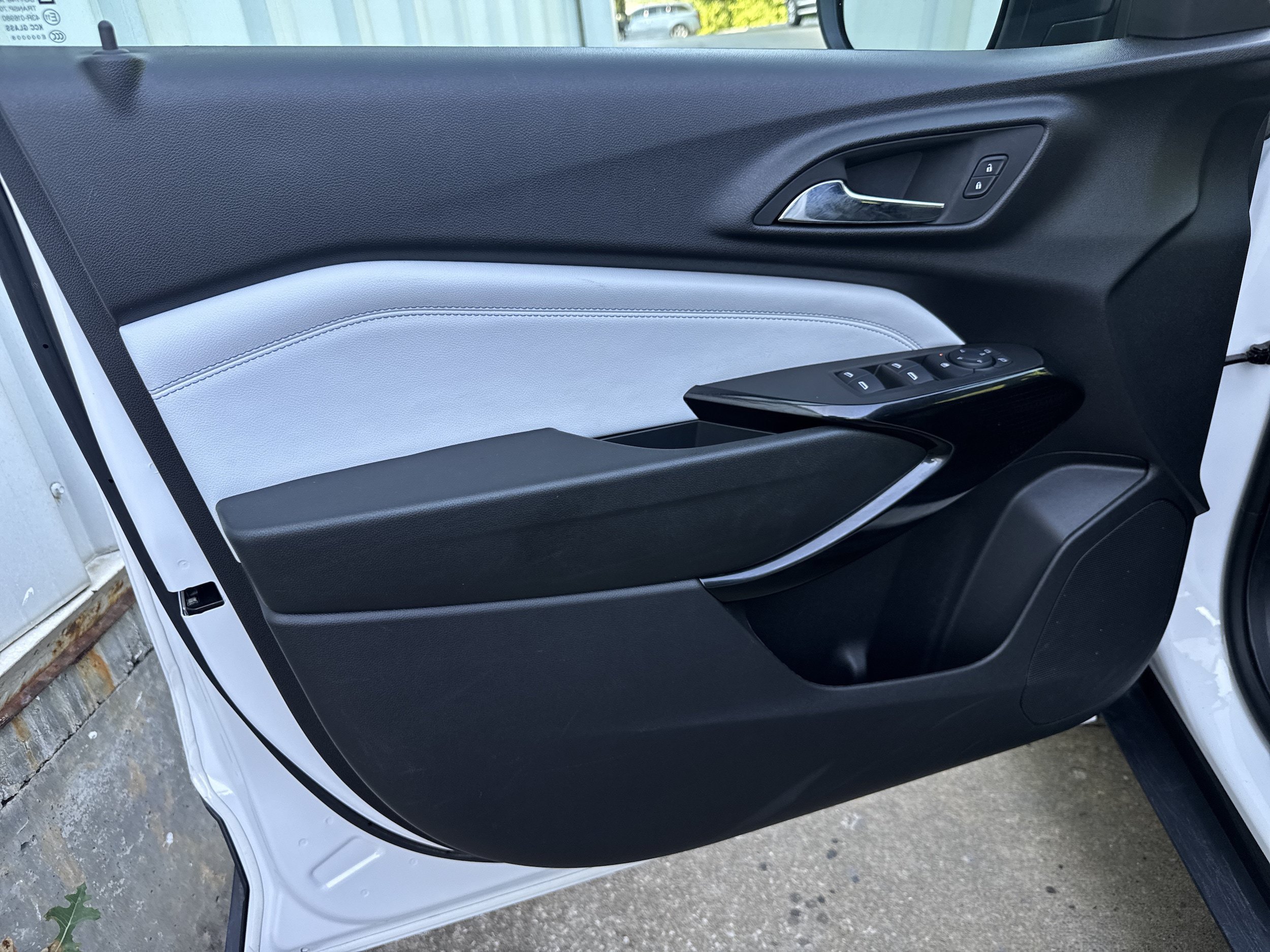 Used 2025 Chevrolet Trax LT FWD image 6
