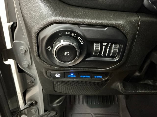 Used 2022 Jeep Wrangler Unlimited Sahara w/ Cold Weather Group AWD/4WD image 22