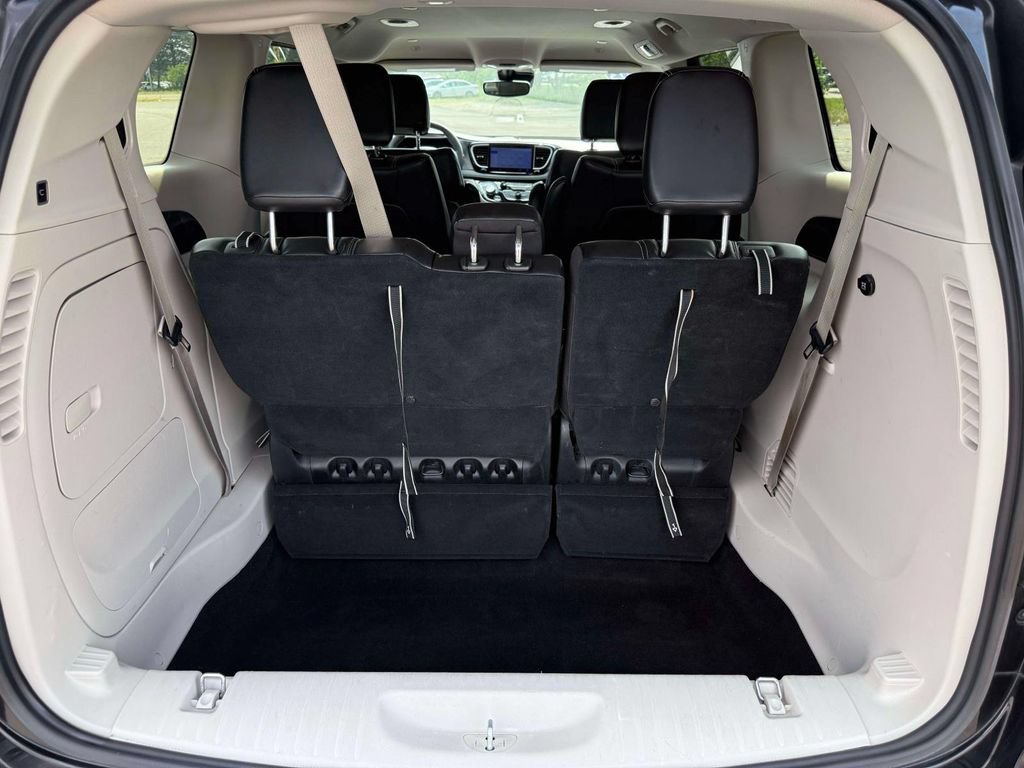 Used 2023 Chrysler Pacifica Touring-L FWD image 12