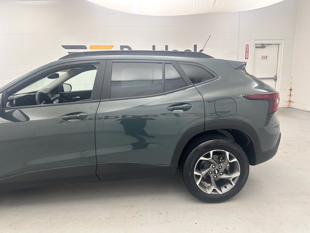Used 2025 Chevrolet Trax LT w/ Driver Confidence Package FWD image 5