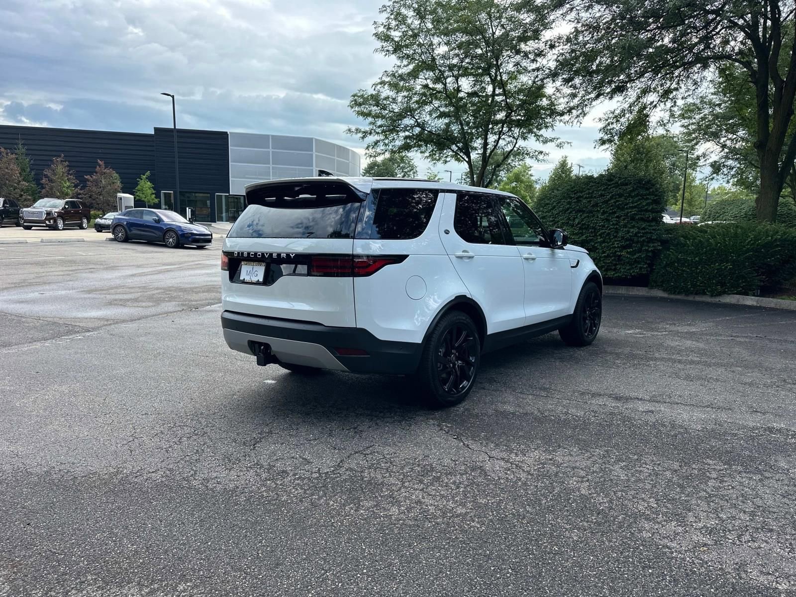 Used 2025 Land Rover Discovery S image 5