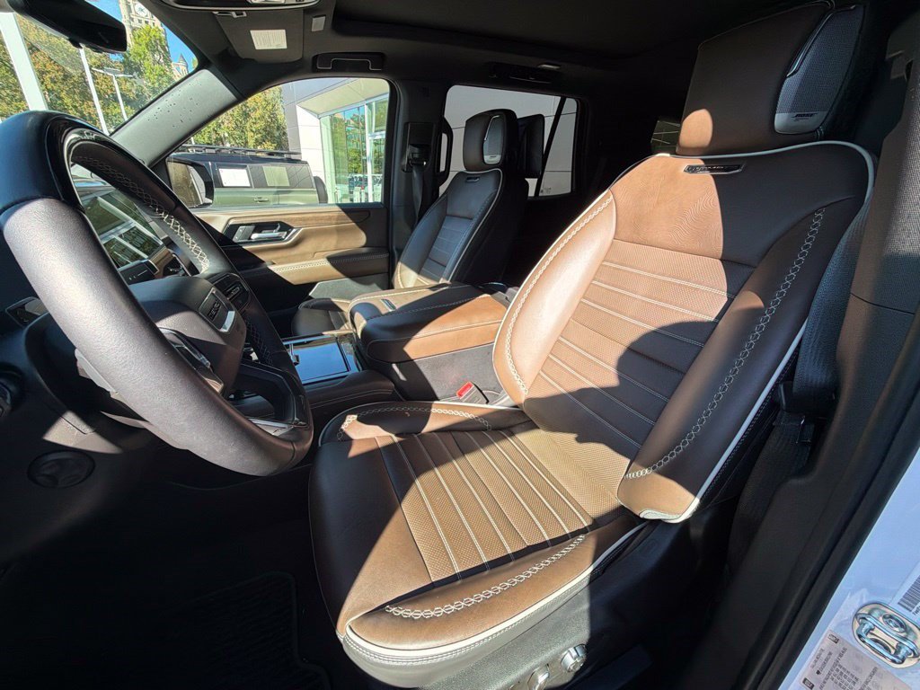 Used 2025 GMC Yukon Denali Ultimate AWD/4WD image 7