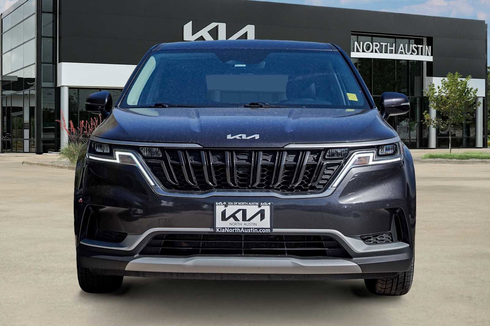 Certified 2024 Kia Carnival LX image 3