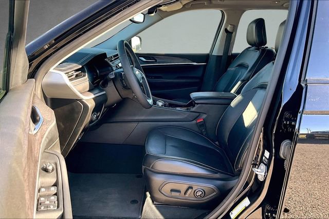 Used 2023 Jeep Grand Cherokee Limited w/ Black Appearance Package image 24