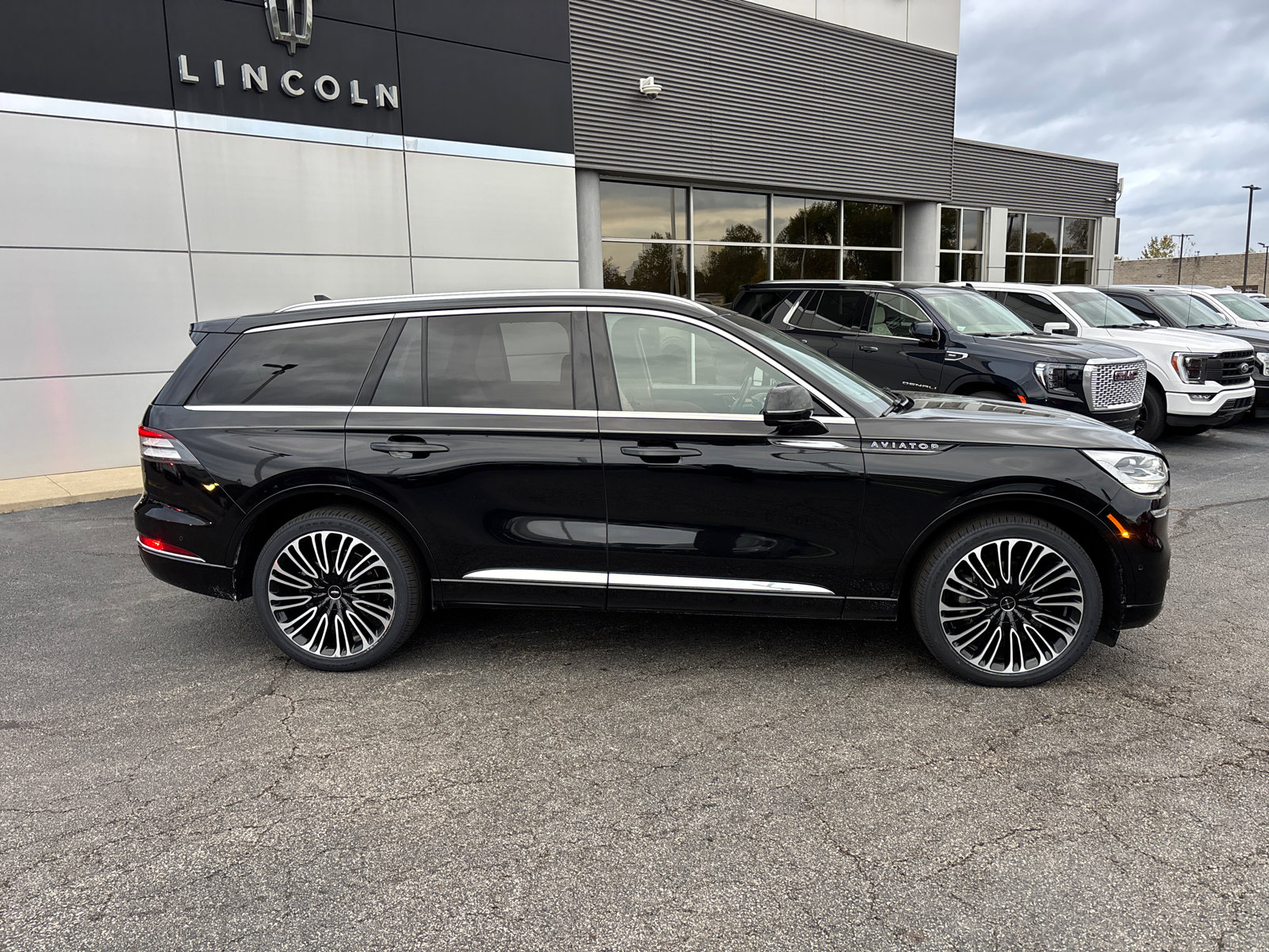 Used 2023 Lincoln Aviator Black Label w/ Class IV Trailer Tow Package image 8